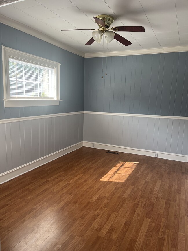 Dining room with ceiling fan - 75 E Main St