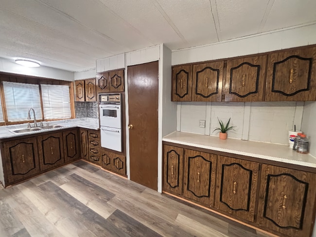 Foto del edificio - 7115 Timber Ridge Center