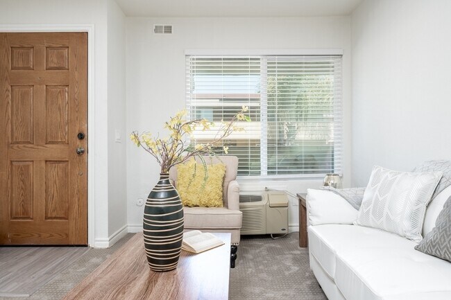 Foto del edificio - 1681 Bayview Heights Dr
