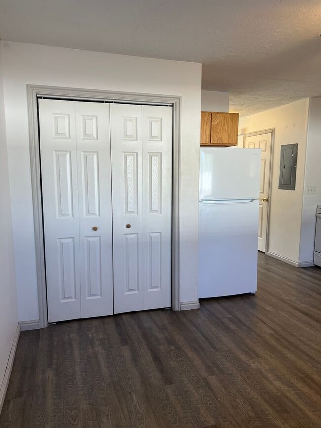 Building Photo - 2 bed 1.5 bath unit in the Meadows
