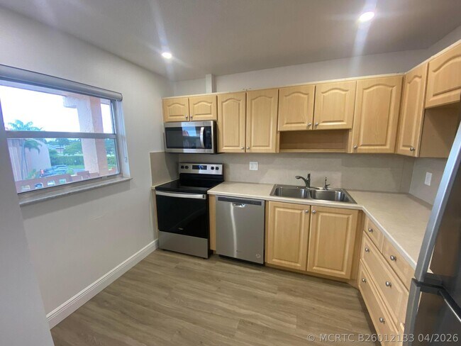 Foto del edificio - 6850 Royal Palm Blvd