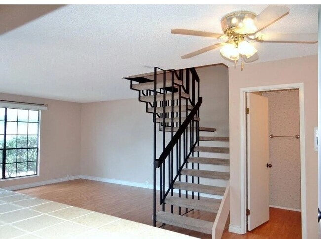 Building Photo - 3 BR Townhouse Located on UCSD Bus Line w/...