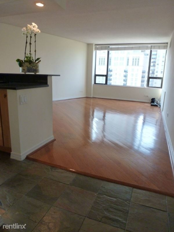 Foto del edificio - 2 E Oak St