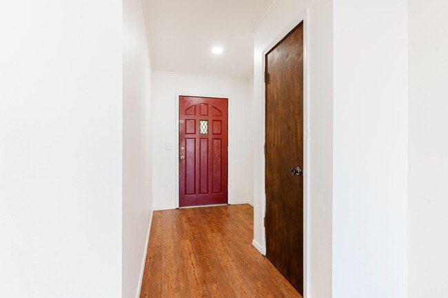 Building Photo - 5013 S Lions Ave