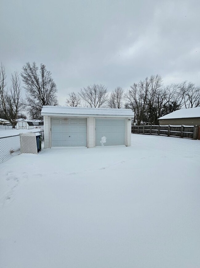 Building Photo - Beautiful Parma Heights 3 Bedroom