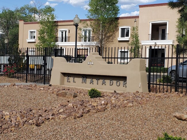Foto del edificio - 663 Bishops Lodge Rd