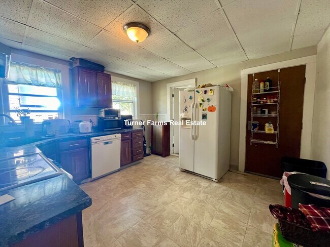 Building Photo - 1386A Beacon St