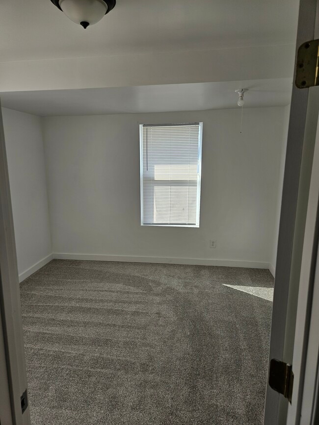 Building Photo - 1063 W Market St