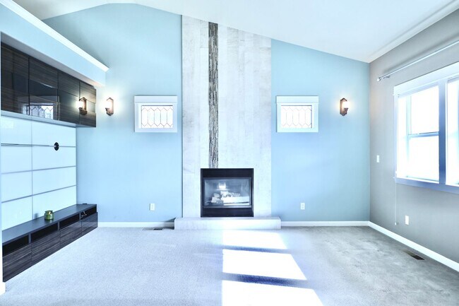 Building Photo - 3BR - 2BR Craftsman located in NW Redmond