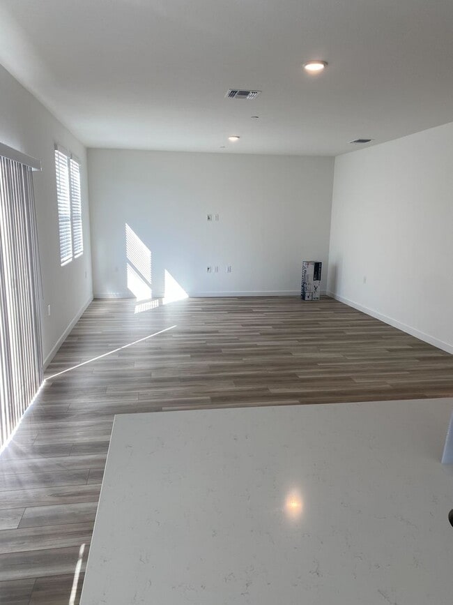 Foto del edificio - **Now Leasing – Stunning New 3-Bedroom Hom...