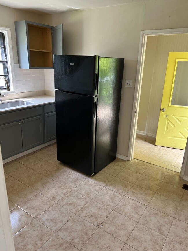 Foto del edificio - Cozy 2BR/1BA Home with Fireplace & Spacious Living Area