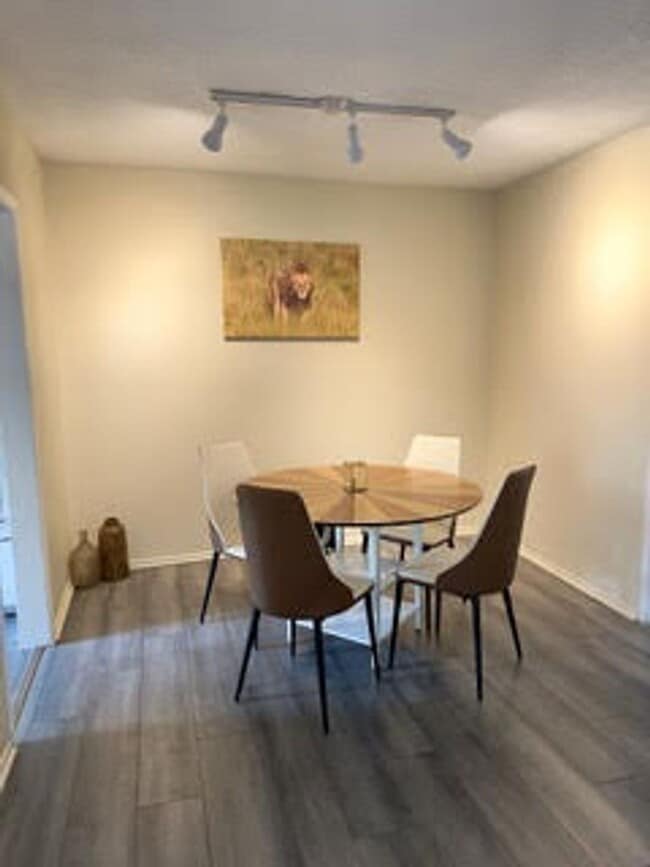 Foto del edificio - 8207 De Longpre Ave