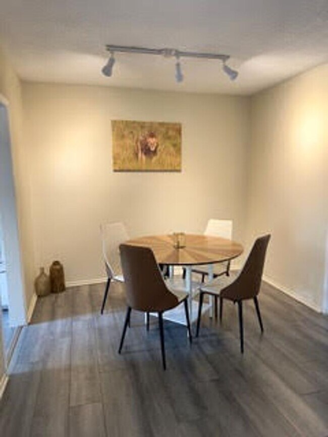 Building Photo - 8207 De Longpre Ave