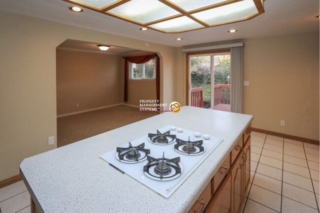 Building Photo - 4 Bedroom / 3 Bath Home in Sandy!