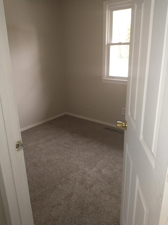 2413 W Elm St Unit B, Springfield, MO 65806 Apartments at 2413 W Elm