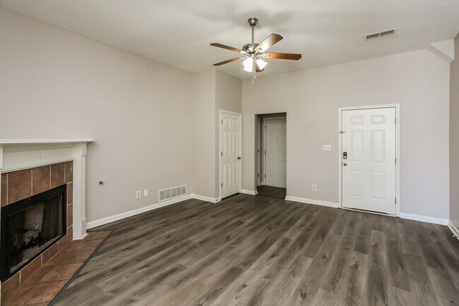Building Photo - 8450 Clubview Dr