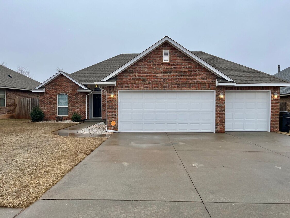Foto principal - Great 3 Bed, 2 Bath Home in Moore Schools