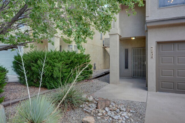 Foto del edificio - Amazing Updated 3 Bedroom Near Coors and I...