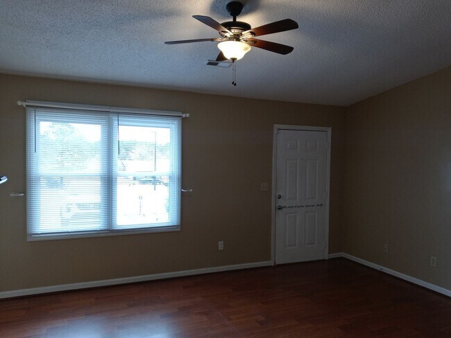 Building Photo - 3 bd/ 2 ba located MINUTES from Fort Bragg! Quiet Neighborhood!