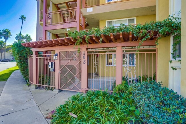 Building Photo - 1 Bedroom Just Blocks From the Ocean