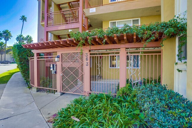 Foto del edificio - Large Studio Blocks from Beach