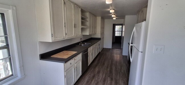 Building Photo - Spacious 4 Bedroom Stand Alone Home Near t...
