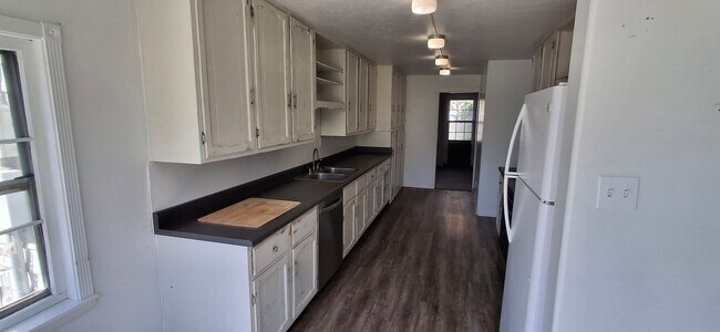 Foto del edificio - Spacious 4 Bedroom Stand Alone Home Near t...