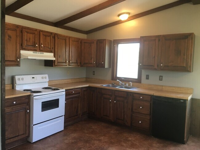 Foto del edificio - Cozy 3 bedroom 1.5 bath with 2 stall detached garage in country setting
