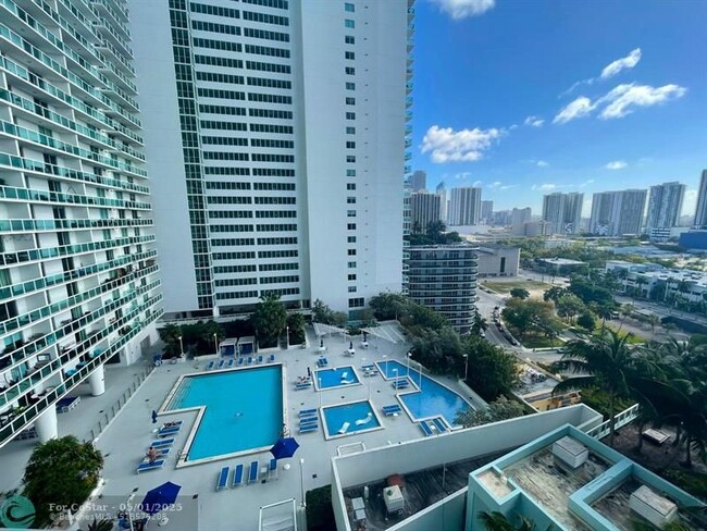 Foto del edificio - 1900 N Bayshore Dr