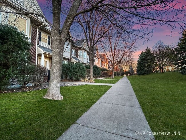 Foto del edificio - 8449 Forestview Ln N
