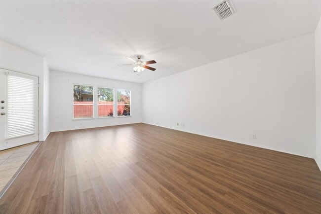 Building Photo - Charming Home Awaits: Spacious & Modern Li...