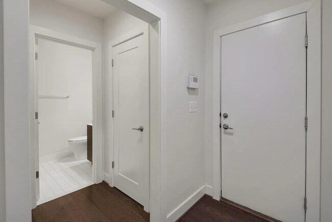 Baño en la primera planta y puerta al garaje - 70 Ellsworth Heights St