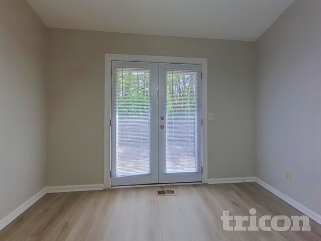 Foto del edificio - 5450 Bridle Dr