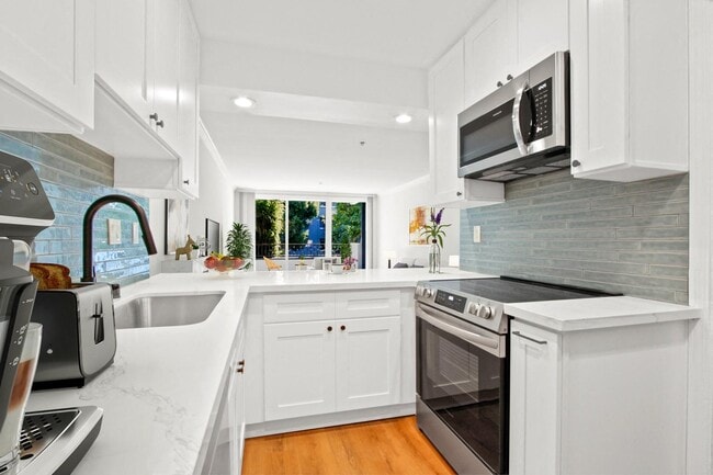 Interior Photo - Montana Avenue