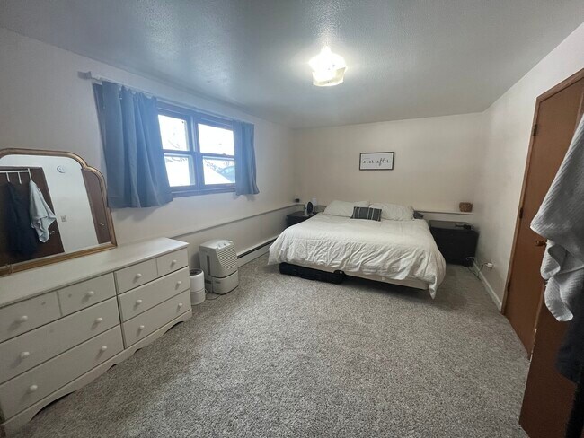 Dormitorio grande (planta baja) - 4995 Tyler St NE
