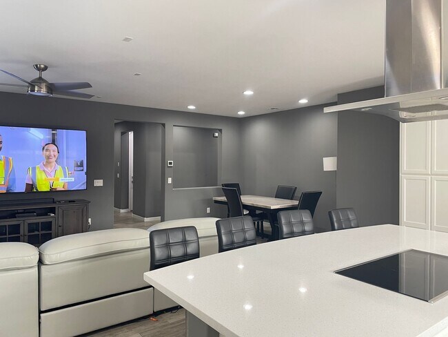 Building Photo - BEAUTIFUL 2 BEDROOM/ 2 BATHROOM PLUS DEN