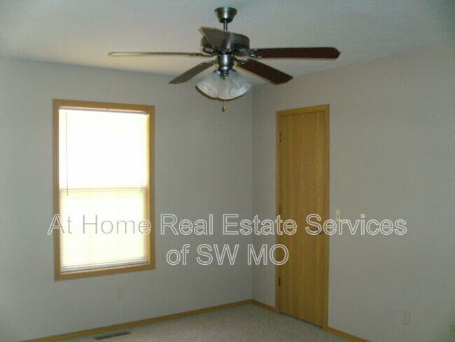 Building Photo - 3923 S Timbercreek Ave