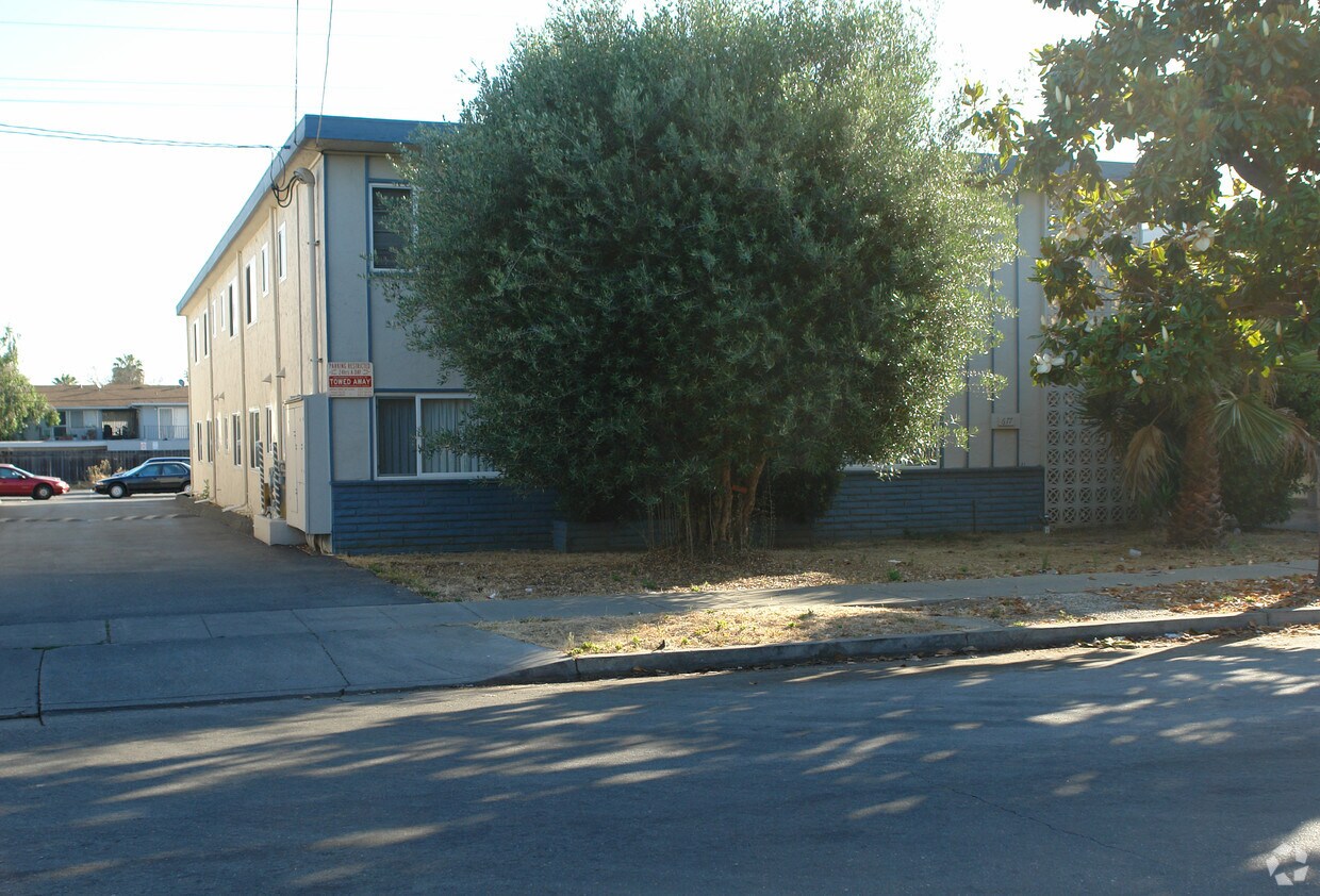 Building Photo - 677 Iris Ave