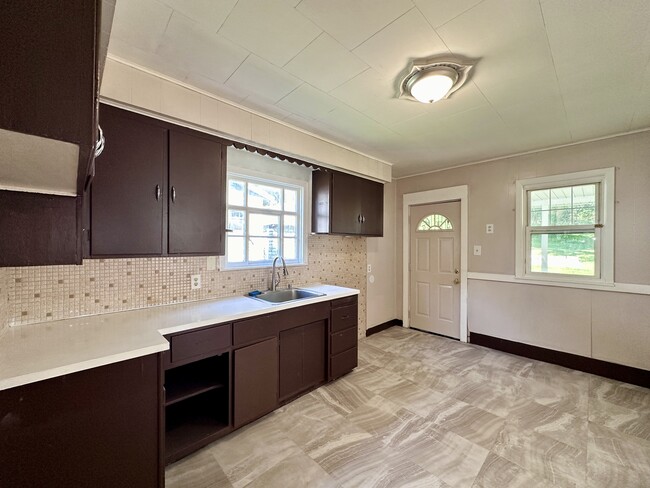 Building Photo - 611 Raymond St