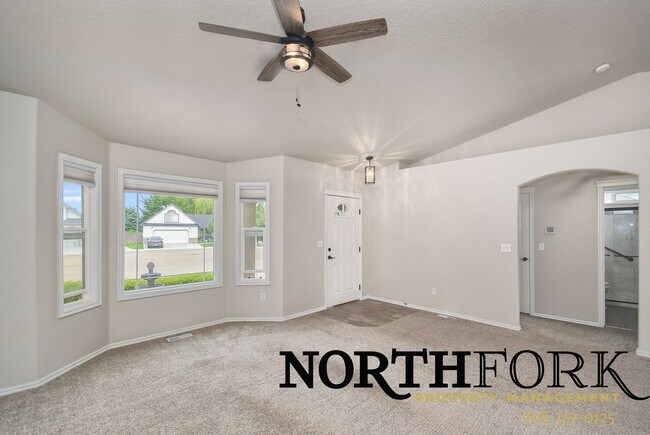 Foto del edificio - Beautifully Landscaped Cul De Sac Caldwell Home/Landscaping included!