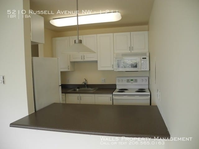 Building Photo - Spacious One bedroom with extra closet space