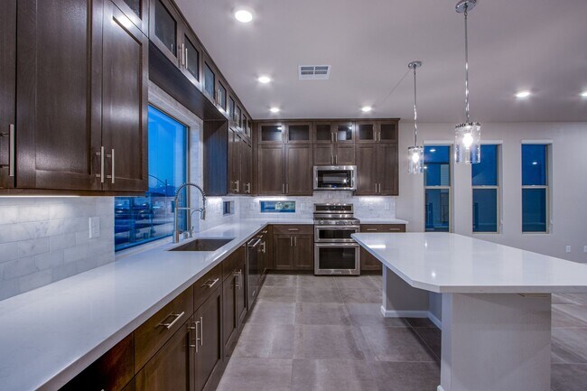 Building Photo - Beautiful 4 bedroom 3.5 bathroom home in S...