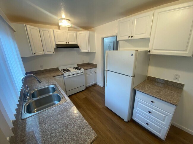 Foto del edificio - Beautiful & Spacious 3 Bedroom, 1 Bathroom Locust St Home in Cherryland – W Laundry Hook up, Back...