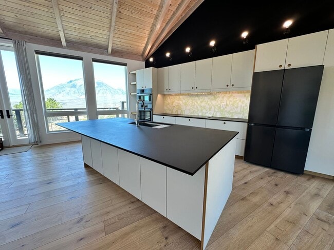 Building Photo - Paradise is the location of this home and ...
