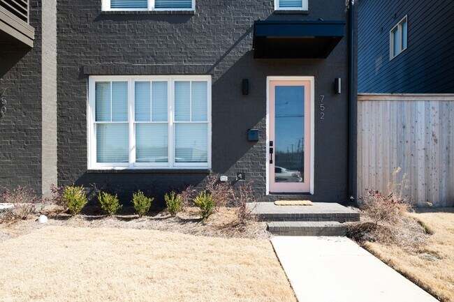 Foto del edificio - 3 bed 3 bath townhome built in 2023