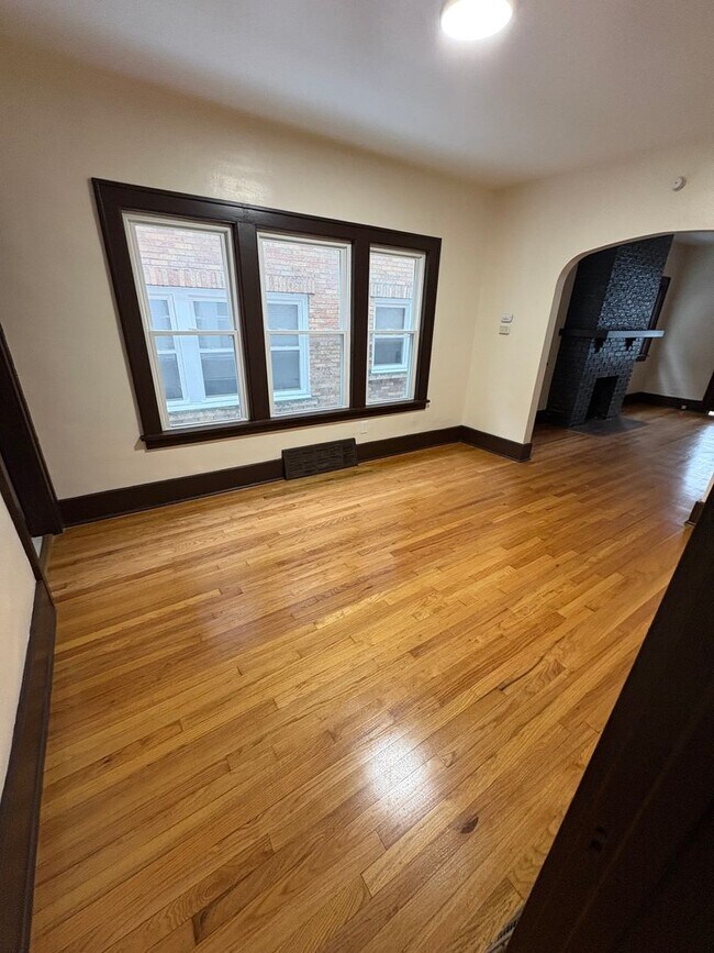 Foto del edificio - 327 E 7th St