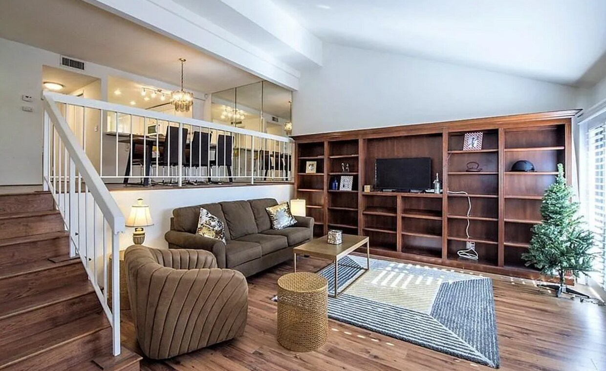 18403 Collins St, Los Angeles, CA 91356 Townhouse for Rent in Los