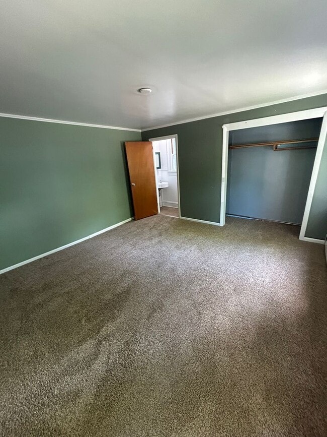 Building Photo - FOUR BEDROOM AVAILABLE - JUNE 1st, 2026