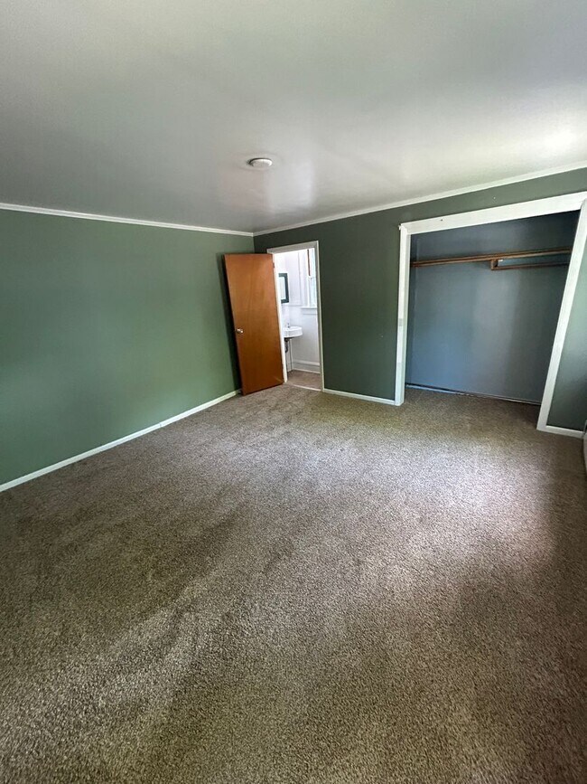 Foto del edificio - FOUR BEDROOM AVAILABLE - JUNE 1st, 2026
