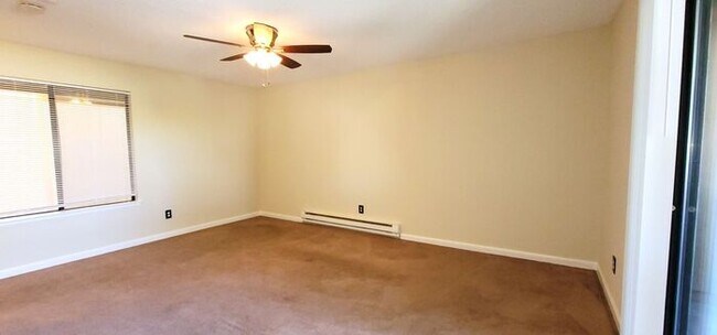 Foto del edificio - Large one bedroom one bath ground-floor unit with patio.